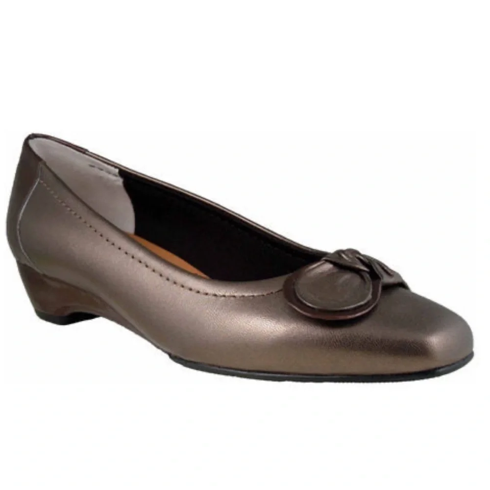Ros Hommerson Women’s Boston Wedge Pumps metallic bronze size 8.5